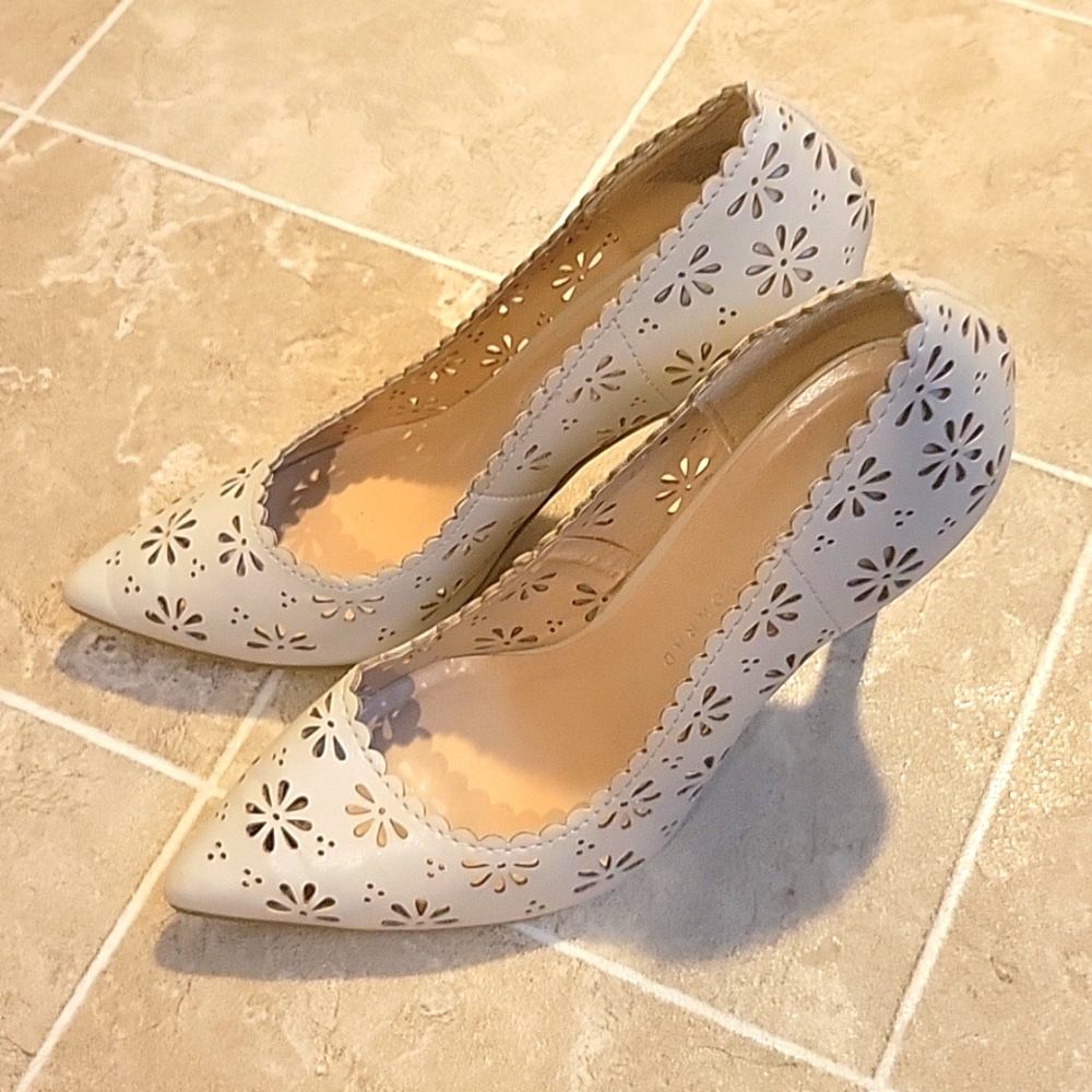LC Lauren Conrad Cream High Heels Flower Daisy Cutouts Size 7.5 Pre-Owned Cute